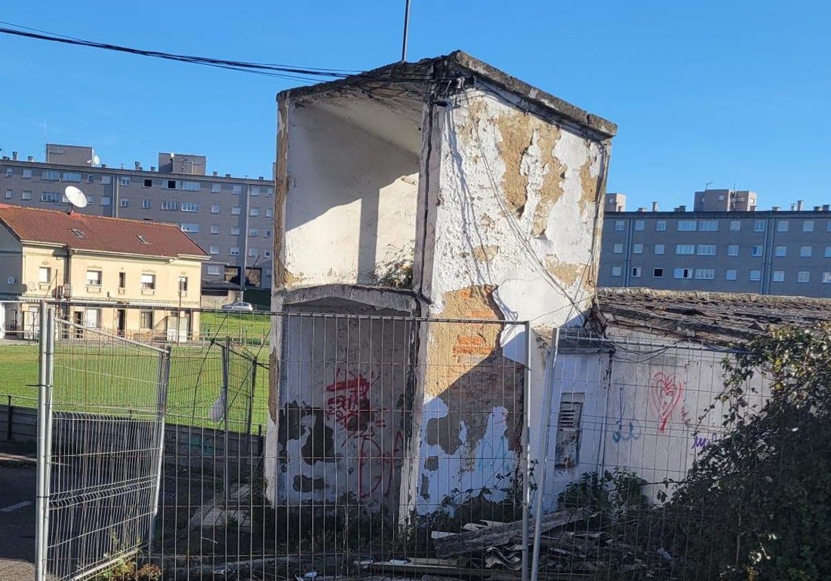 «Entre ruinas y con pocos semáforos, en Roces estamos abandonados»