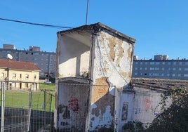 Imagen de los restos de la antigua iglesia, en Roces.