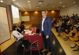 El concejal de Deportes y Educación del Ayuntamiento de Gijón, Jorge Pañeda, preside el Consejo Escolar Municipal.