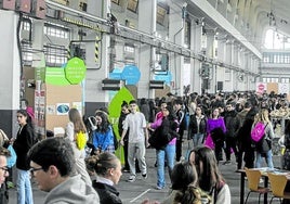 La nave de cañones de La Vega llena de jóvenes durante la feria del año pasado.