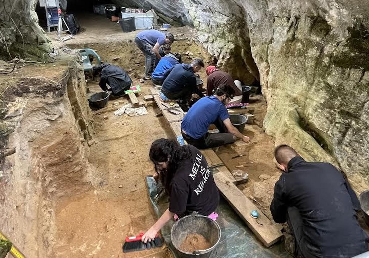 Alumnos de la Universidad de Santiago y de la de Oviedo, excavando en Cova Eirós.