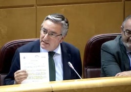 Pablo González muestra la respuesta del Ministerio de Agricultura sobre si la Gran Senda del Navia es o no prioritaria, durante el debate de esta tarde en el Senado.