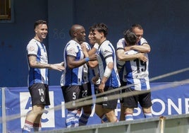 Babin celebra con Gete uno de los goles marcados por Santamaría ante el Guijuelo, con Kevin Bautista a la izquierda.