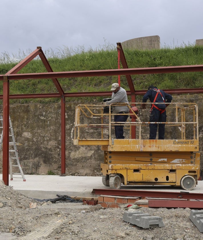 Imagen secundaria 2 - Vista parcial del centro de interpretación de la batería alta del Cerro de Santa Catalina, en Gijón. Arriba, dos imágenes de la acción de la excavadora ante el 'Elogio del Horizonte', cuyo acceso está cortado.