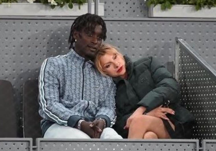 José Mendes Vieira y Najwa Nimri, acaramelados en el palco del torneo de tenis.