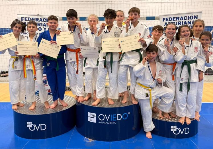 El Judo Avilés hizo un pleno de catorce medallas en Oviedo.