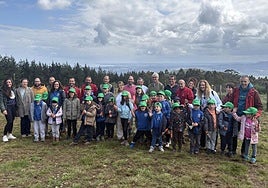 Foto de familia con todos los niños plantadores.