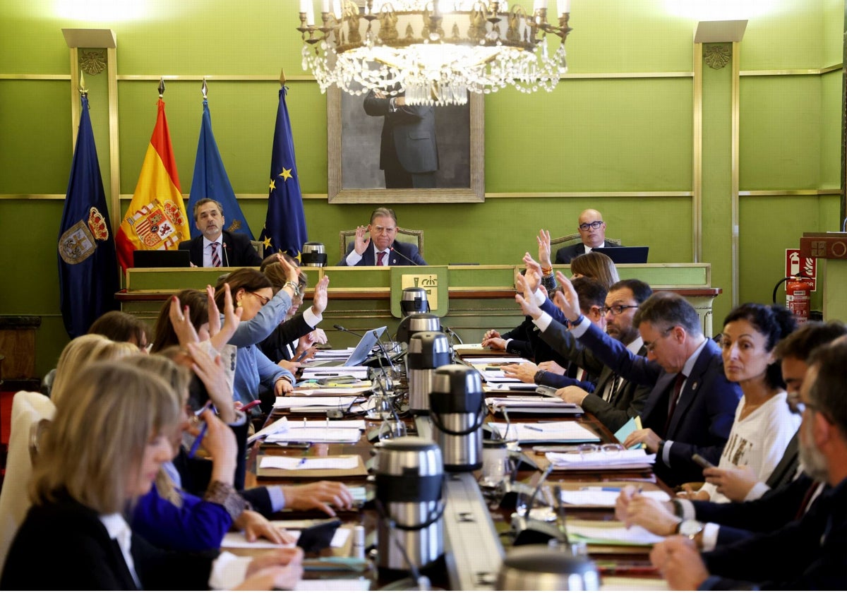 Los ediles populares alzan la mano durante una de las votaciones en el Pleno municipal.