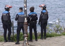 Policías locales durante la intervención en el Cerro de Santa Catalina para localizar a los furtivos.