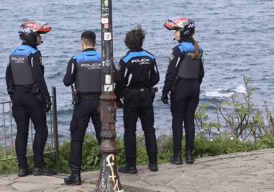 Policías locales durante la intervención en el Cerro de Santa Catalina para localizar a los furtivos.