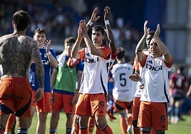 Los jugadores del Real Oviedo agradecen el apoyo de la afición en Huesca.