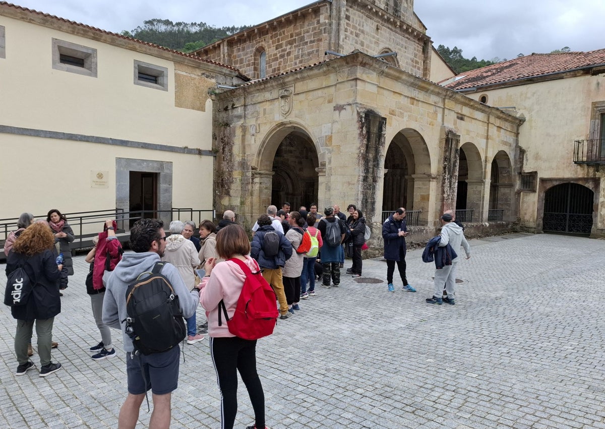 Imagen secundaria 1 - Los cien peregrinos de Cáritas durante su paso por la ruta jacobea de Valdediós y a su llegada al conjunto monacal maliayo.