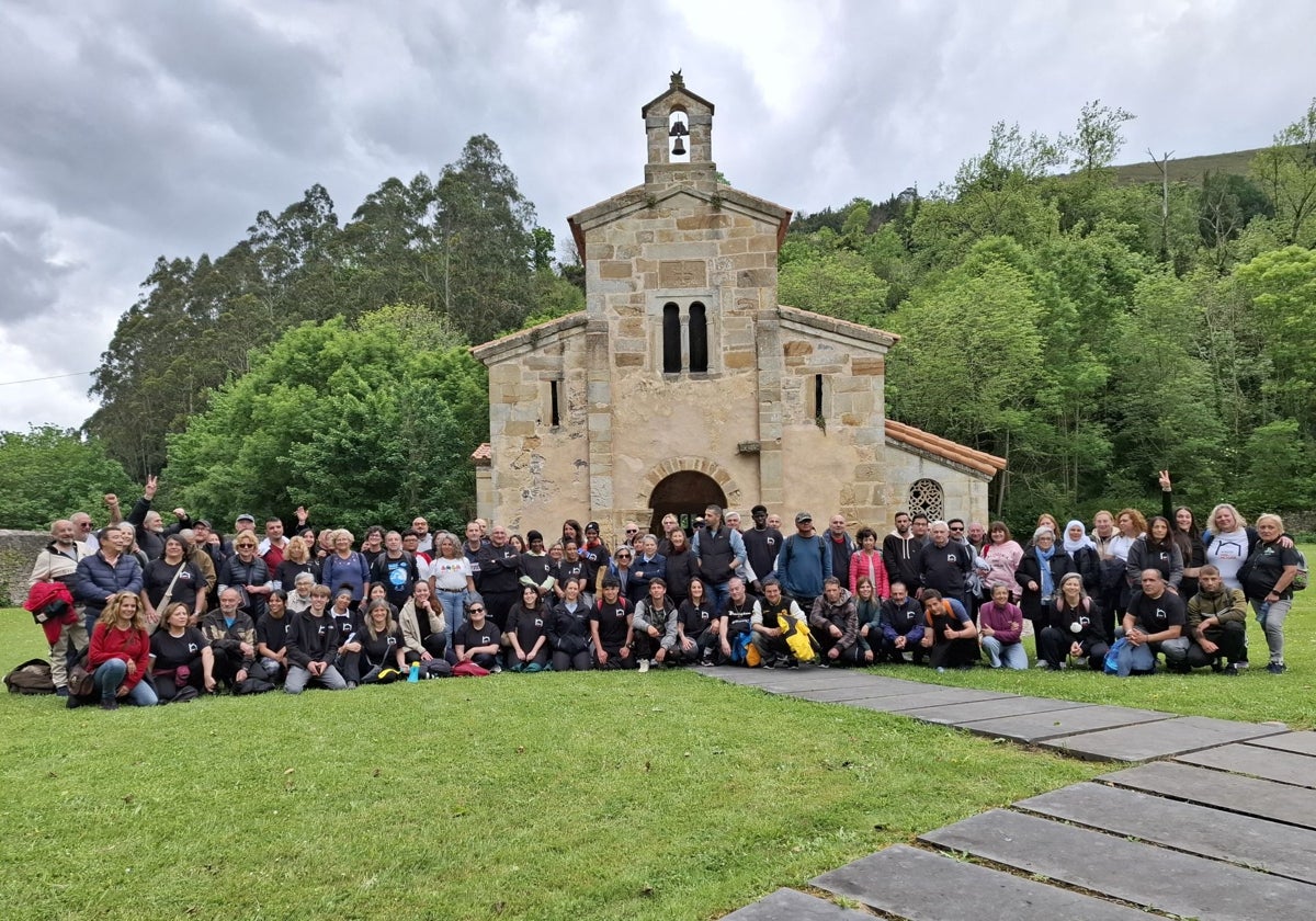 Los cien participantes en la campaña de Personas sin Hogar de Cáritas junto a la iglesia de San Salvador de Valdediós