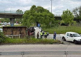 El camión accidentado en el nudo de la AS-17, en Lugones.