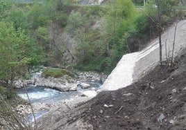 La reparación del gran argayo que se produjo tras erosionar el río Nalón en la base de la AS-117