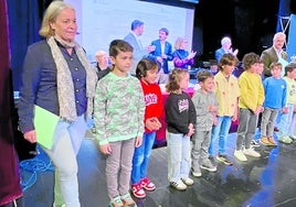 Algunos escolinos y escolines ganadores de los certámenes organizados con motivo de la Selmana de les Lletres Asturianes, en el acto de Candás.