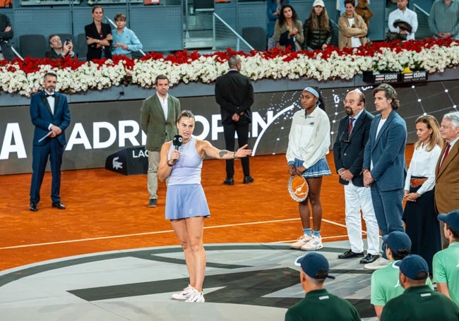 Antuá Rosas, a la izquierda, en la entrega de premios a Sabalenka.