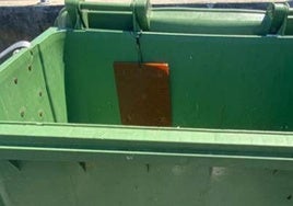 Placa antiolor instalada en un contenedor de basura en Gijón.