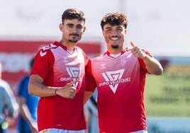 Raúl Rojas y Néstor Senra saludan a cámara en un partido de la presente temporada con el Atlético Antoniano.
