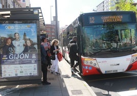 Usuarios se suben a un autobús de EMTUSA en la Acerona.