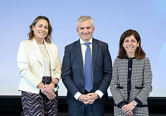 Guadalupe Hernández, directora de la Territorial Noroeste; José García Casteleiro, director de Banca de Empresas e Instituciones; y Begoña Cuetos, directora regional Noroeste.