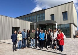 La consejera de Salud, Concepción Saavdera, en el centro, con el equipo de la gerencia del área sanitaria V, miembros de la asociación de vecinos de Nuevo Roces y de Cocemfe, durante la visita al consultorio.