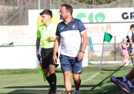 Emilio Cañedo, en la banda en un partido del Mosconia.