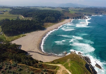 Asturias lucirá 14 banderas azules este verano, dos menos que el pasado año