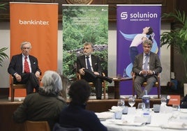 El exdirector del CNI Jorge Dezcallar, el moderador de la jornada, Leo López, y el exministro Álvaro Nadal.