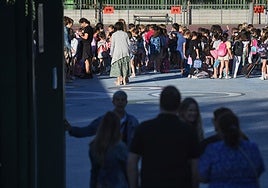 Niños entrando en el colegio el primer día de clase.