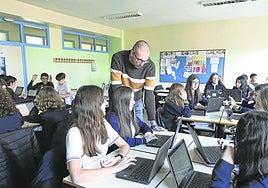 Un grupo de alumnos trabaja con portátiles en el aula.