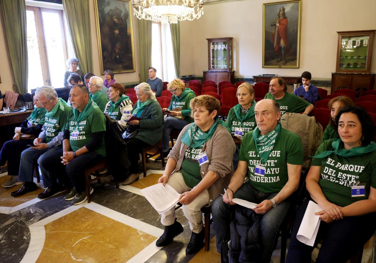 Colectivo ciudadano Distrito Este de Oviedo: «Es nuestro parque temático particular: casas del terror, selvas y ratas dignas de un zoo»