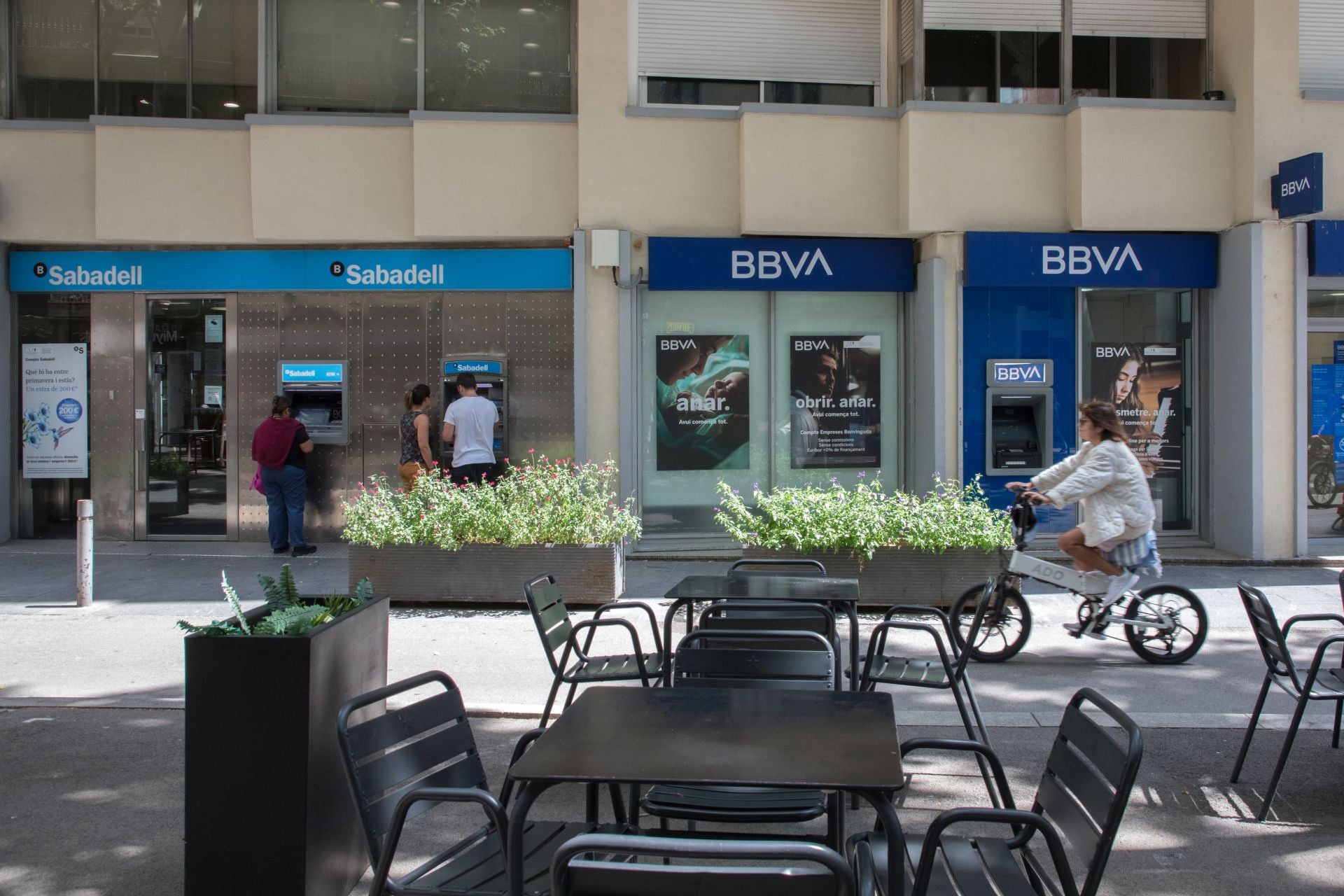 Dos oficinas de Banco Sabadell y BBVA.