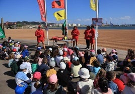 Alumnos participantes en el taller de salvamento marítimo del proyecto 'Swimsafe' que se celebró en la playa del Arbeyal
