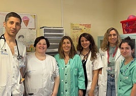 Por la izquierda, Francisco Álvarez Caro, pediatra; Nuria Fernández, jefa del servicio de Pediatría; Vanesa Altef, enfermera; las pediatras Alejandra Méndez y Mónica García, y la enfermera Natalia Rodríguez.