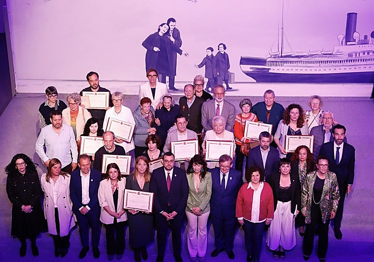 Autoridades y homenajeados, tras el acto que se celebró en el Centro Niemeyer, en Avilés.