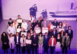 Autoridades y homenajeados, tras el acto que se celebró en el Centro Niemeyer, en Avilés.
