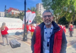 Carlos Gómez, voluntario de Cruz Roja en el paseo de Begoña.