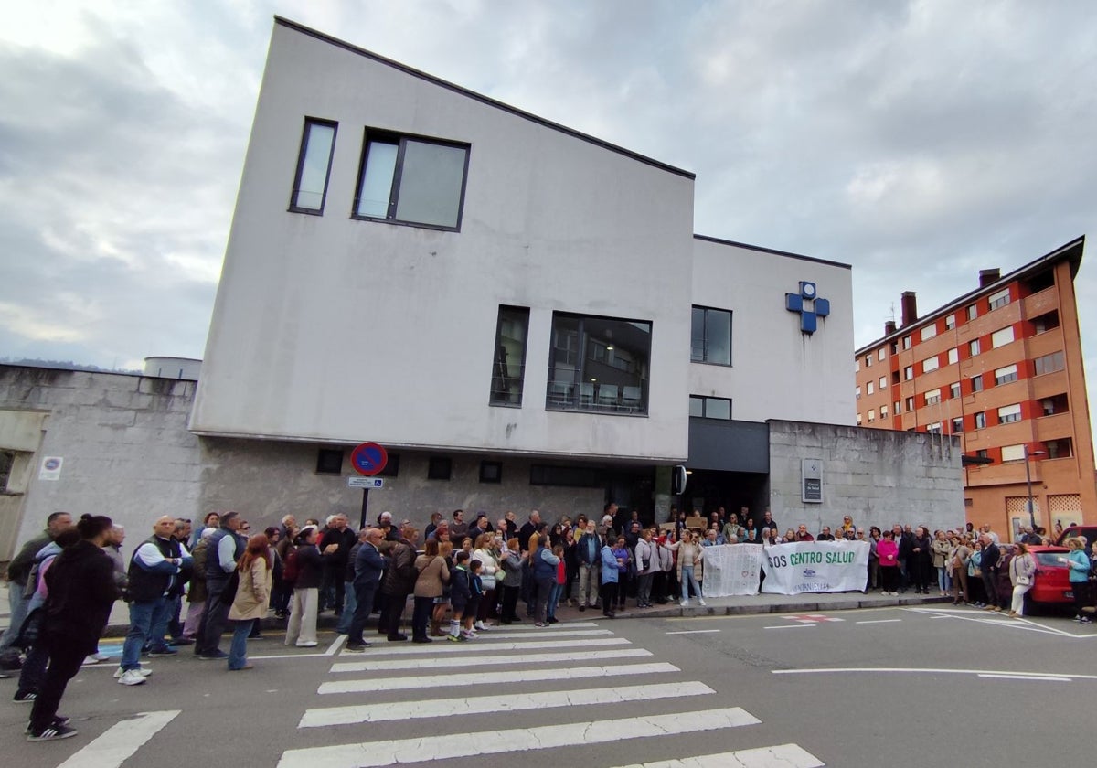 Los vecinos de Ventanielles, en Oviedo, salen a la calle para reclamar más médicos para el centro de salud
