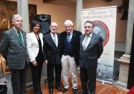 Fernando Adaro de Jove; exvicepresidente del Foro Jovellanos; la concejala de Cultura, Montserrat López Moro; Jesús Menéndez Peláez, Patrono de Honor del Foro Jovellanos; Ignacio García-Arango, presidente del Foro y Orlando Moratinos, director del Foro, durante la entrega en la Casa Museo de Jovellanos