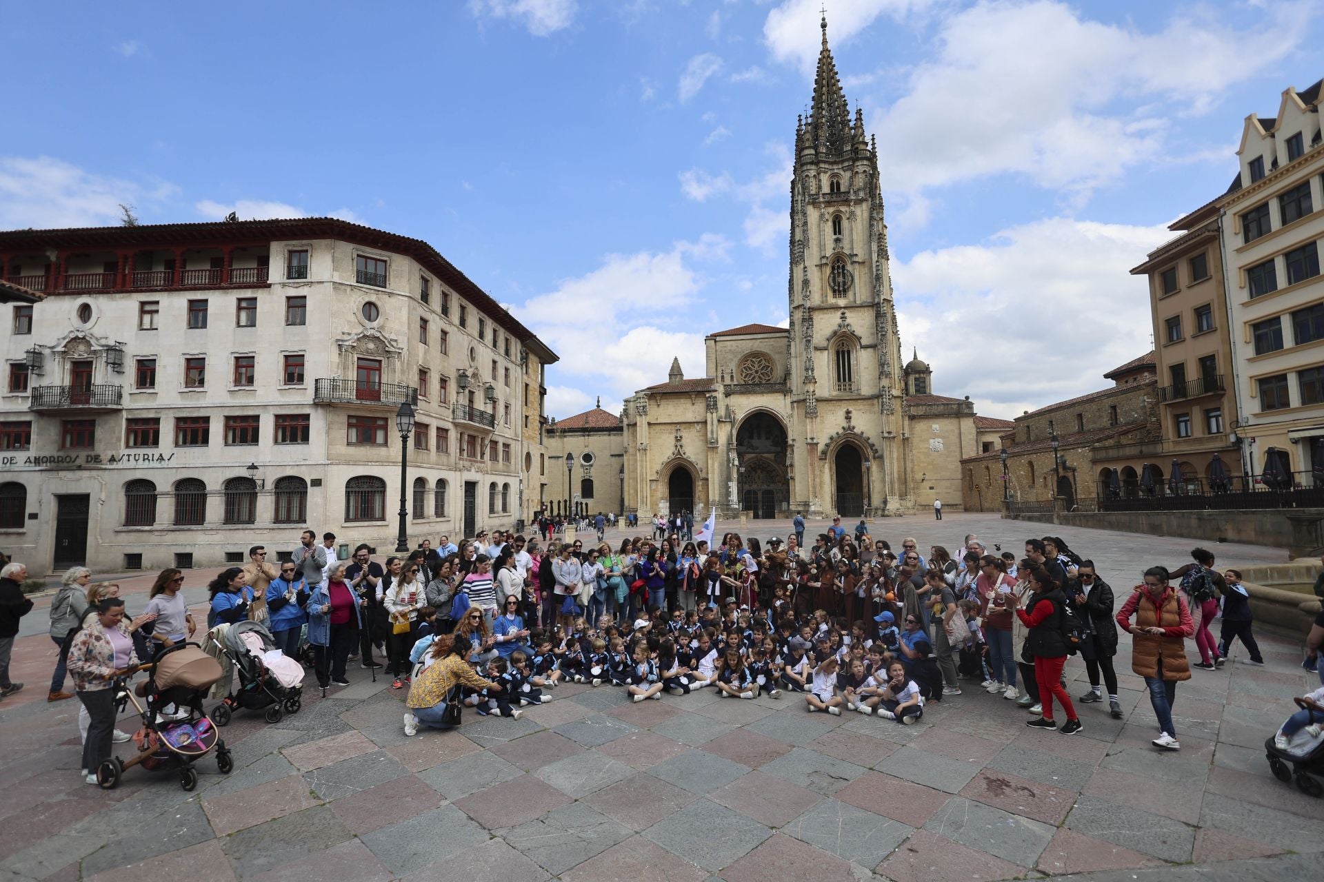 Fotos: Los alumnos del colegio Amor de Dios, de peregrinos del Camino de Santiago