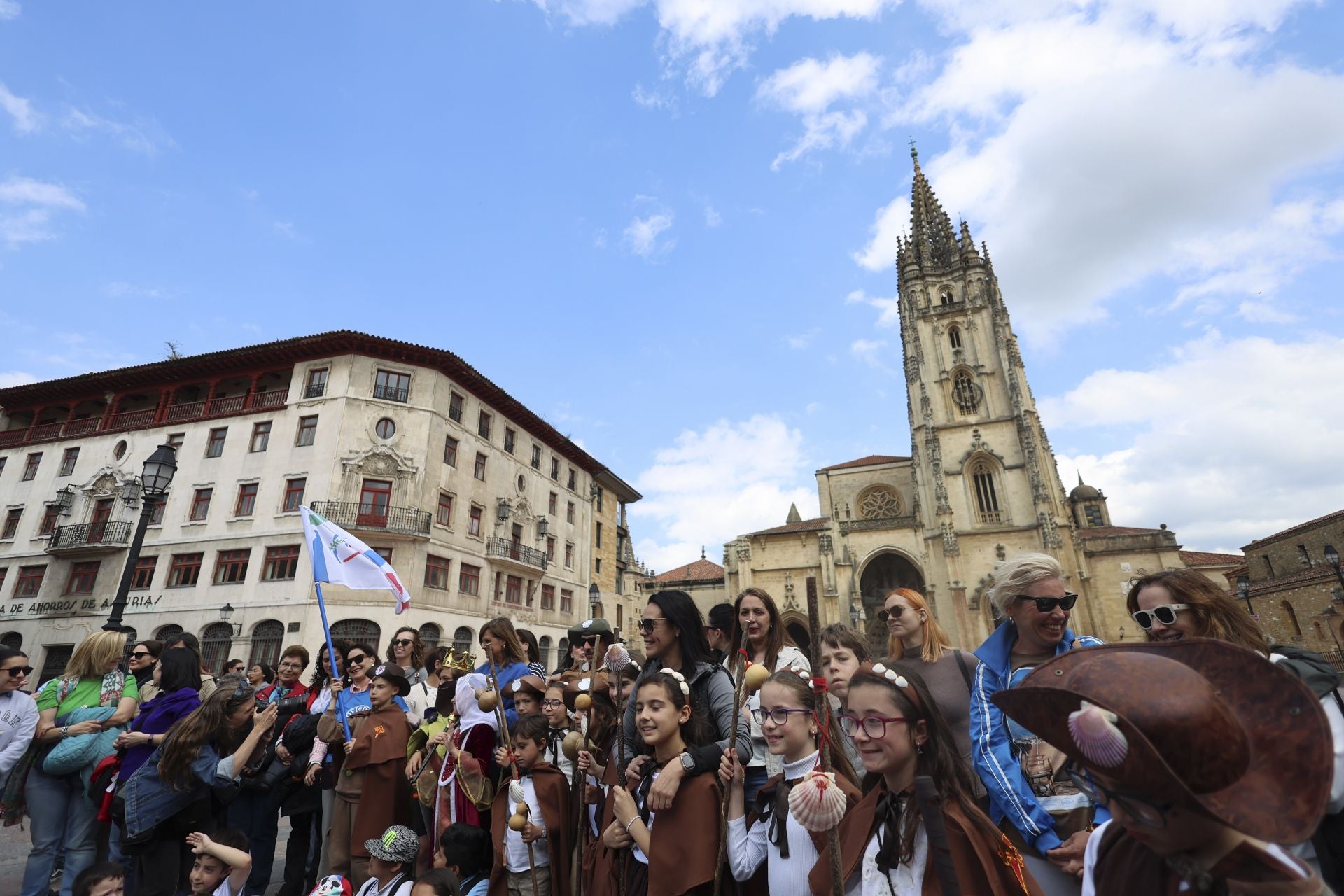 Fotos: Los alumnos del colegio Amor de Dios, de peregrinos del Camino de Santiago