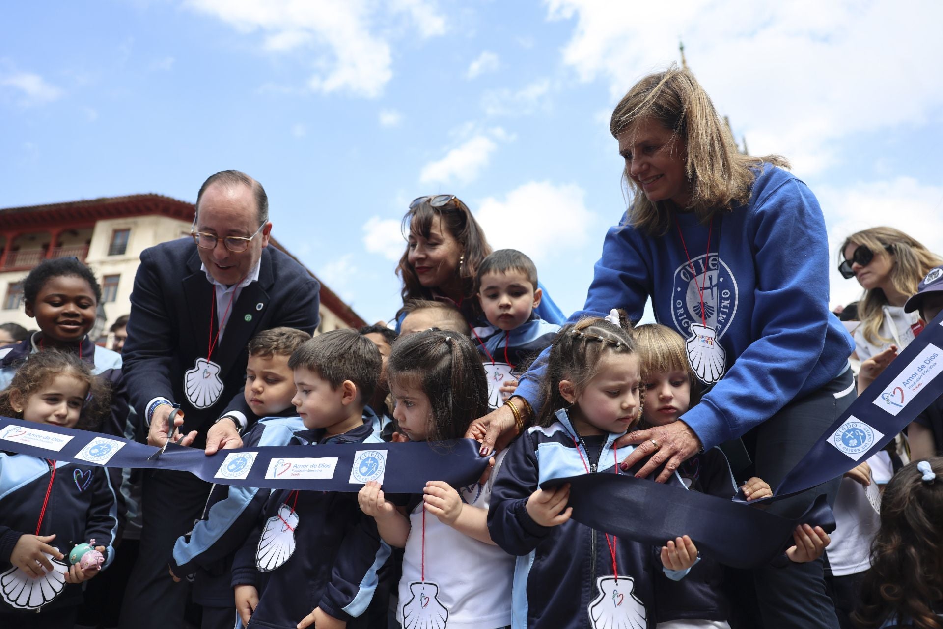Fotos: Los alumnos del colegio Amor de Dios, de peregrinos del Camino de Santiago