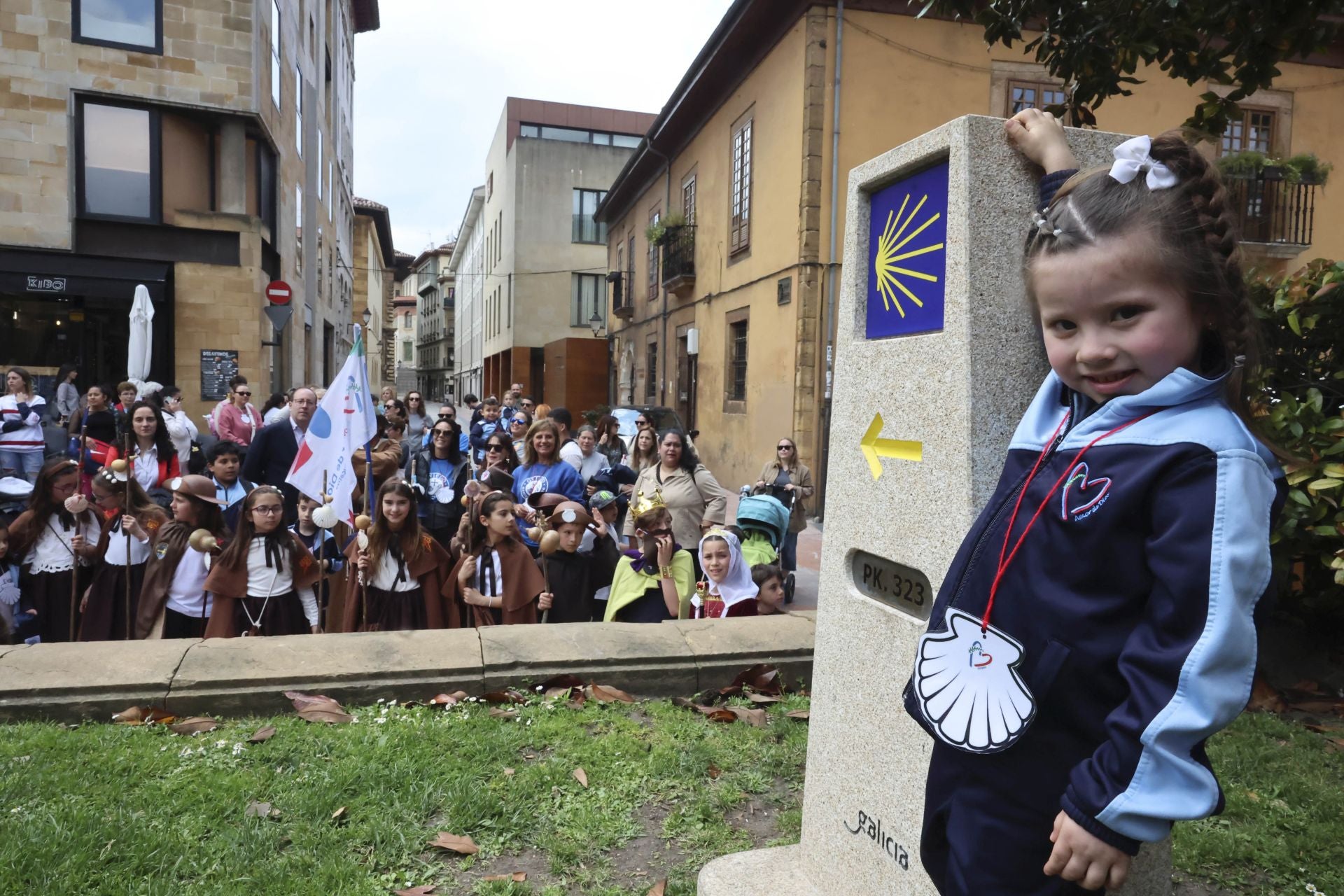 Fotos: Los alumnos del colegio Amor de Dios, de peregrinos del Camino de Santiago