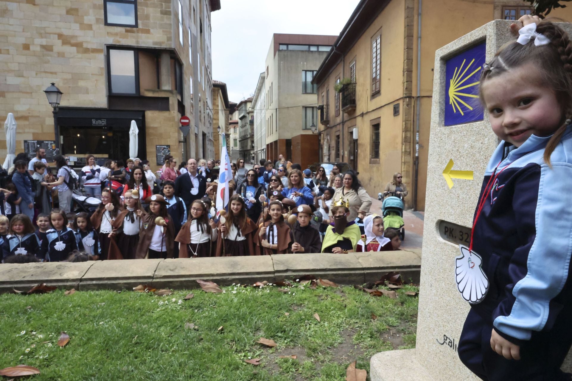 Fotos: Los alumnos del colegio Amor de Dios, de peregrinos del Camino de Santiago