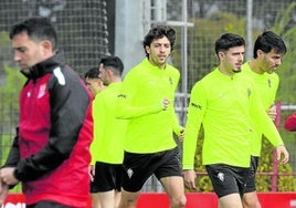 Gelabert, detrás de Nico Serrano y Róber Pier, con Garitano en primer plano.