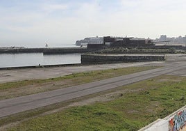 Vista de los terrenos por los que discurrirá el paseo litoral de Naval Azul, desde la parte trasera del Hogar de San José