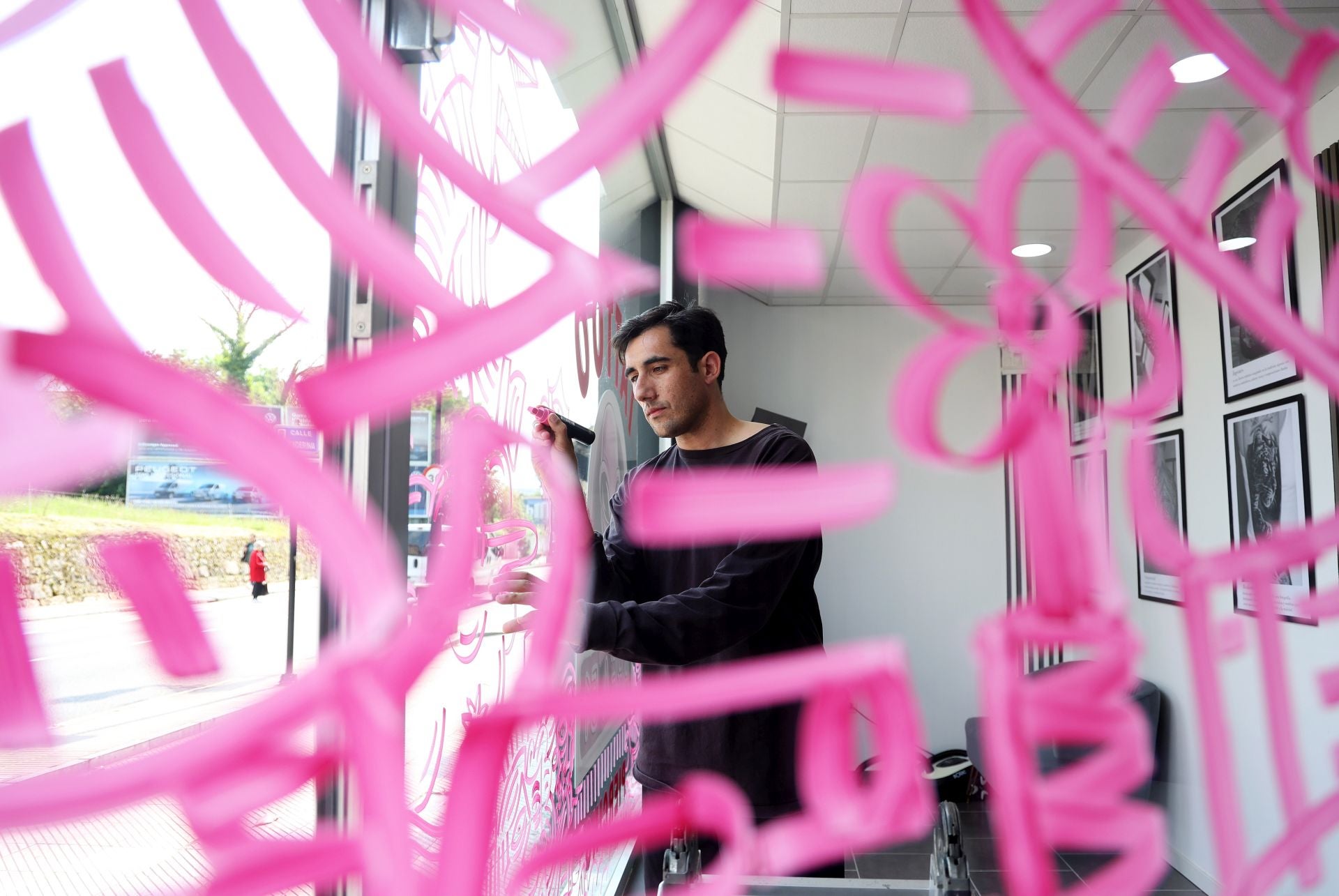 Ventanielles tira de creatividad y mucho arte para decorar sus escaparates