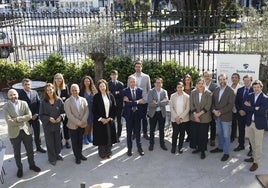 Representantes de gran parte de las empresas que participan en 'Sostenibles', junto al director de EL COMERCIO, Ángel M. González.