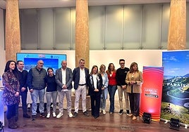 Directivos y autoridades, en la presentación de la etapa asturiana de la Vuelta a España Femenina.